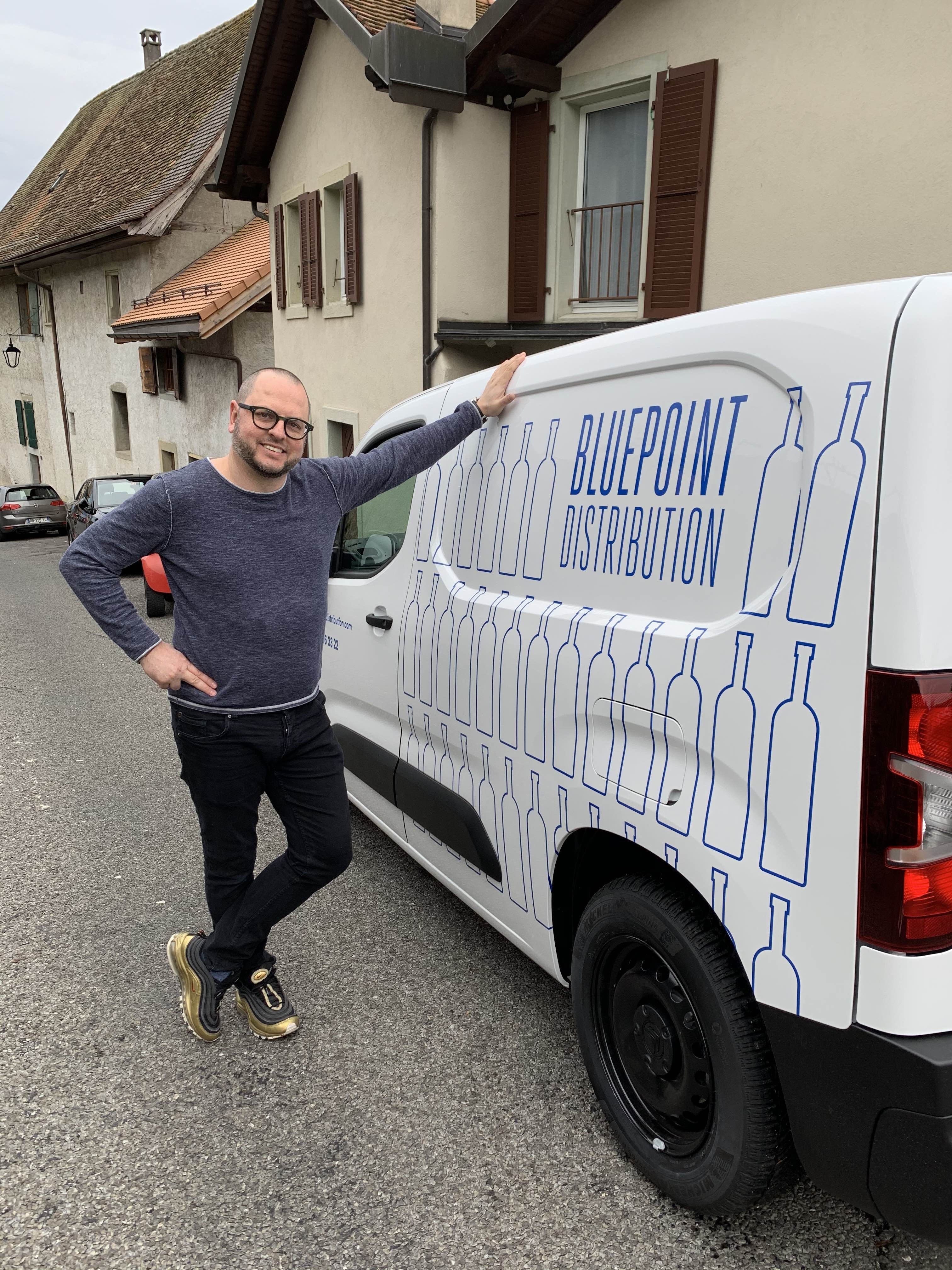 Paolo Pioletti posant fièrement devant son bus de Bluepoint Distribution. 